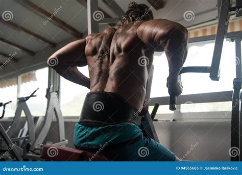 Homme Musculaire Faisant L Exercice Lourd Pour Le Dos Image Stock