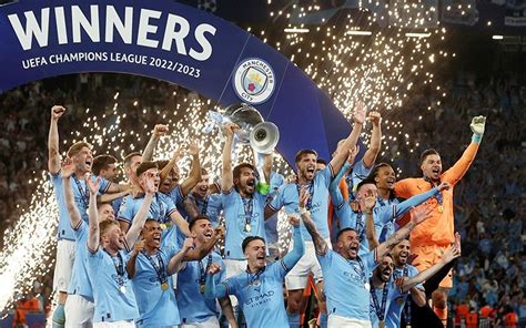 Selebrasi Pemain Manchester City Angkat Trofi Liga Champions 2022 2023