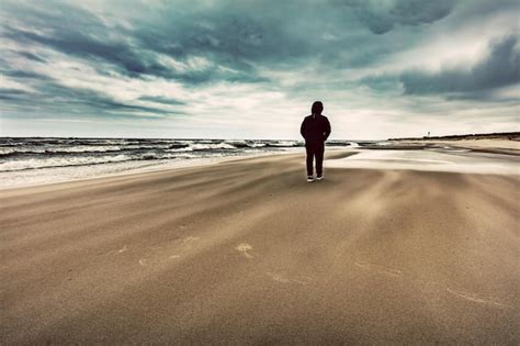 Hombre Caminando Solo En La Playa En Un D A Tormentoso Y Ventoso Foto