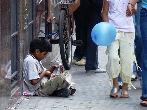 Ignorado Niño sentado en la vereda Calle Sarmiento casi e Flickr