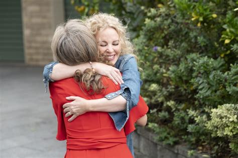 Neighbours Pictures Reveal What Happens As Scott And Charlene Return