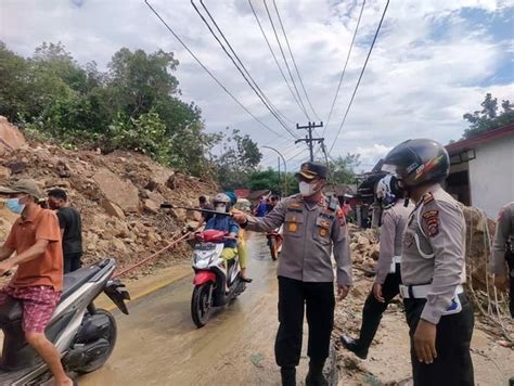 Tanah Longsor Timpa Jalan Oswald Siahaan Polres Sibolga Kerahkan Tim