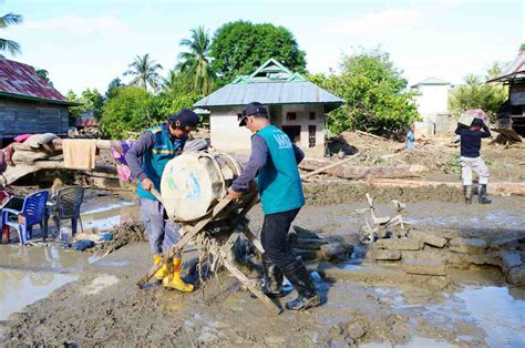 Wiz Dan Relawan Wp Bersihkan Masjid Terdampak Banjir Di Sibalago