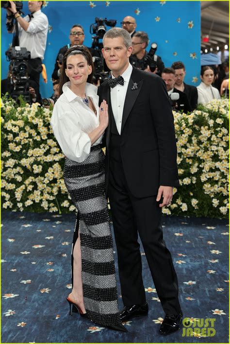 Anne Hathaways Met Gala 2025 Look Pays Tribute to the Late Andre Leon