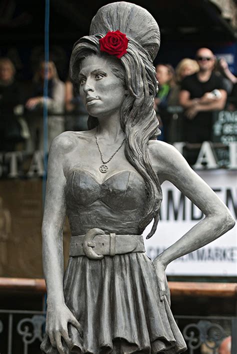 Amy Winehouse ganha estátua em Londres no dia do seu aniversário