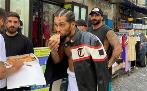 Foto Curiosa Pizza A Napoli Per Mahmood Che Ha Scelto I Vicoli Di