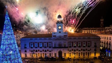 La Tradition Des 12 Raisins Interdite Sur La Place De La Puerta Del Sol