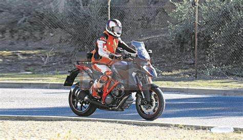 New Ktm 1290 Super Duke Gt Spy Shots Drivemag Riders