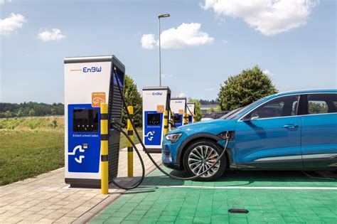 EnBW installiert Schnelllader bei Märkten und Discountern Elektroauto