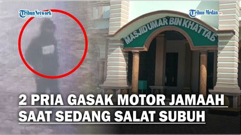 Aksi Dua Pria Gasak Sepeda Motor Jemaah Masjid Yang Sedang Salat Subuh