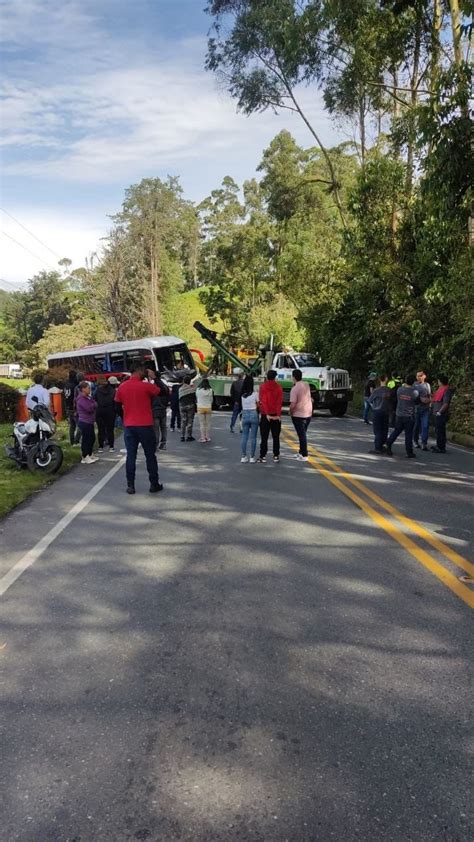 Cuatro Personas Heridas Dej Volcamiento De Un Bus En Barbosa