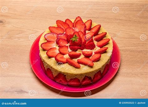 Tarta De Fresa Casera En Un Plato Rojo Foto De Archivo Imagen De