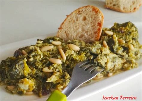 Revuelto de grelos con piñones y pasas Receta de Izaskun Ferreiro Inza