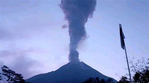 BREAKING NEWS Gunung Merapi Kembali Erupsi Tinggi Kolom Mencapai 3