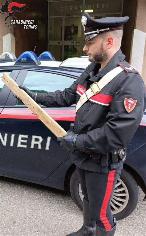 Pavone Canavese Aggredisce Una Donna E La Minaccia Con Un Asse Pieno