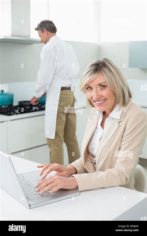 Femme mature cuisine dans la cuisine Banque de photographies et dimages à haute résolution Alamy