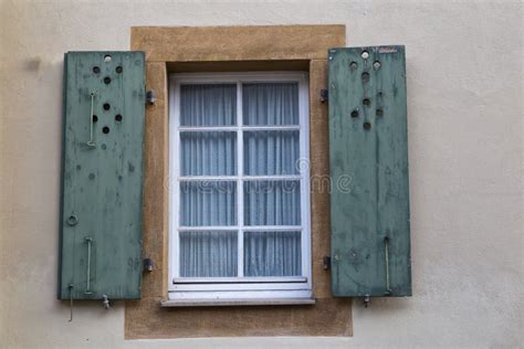 Vieja Ventana Colorida Con Persianas De Madera Abiertas En La Pared De