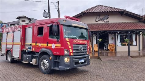 Pega fogo em fritadeira de padaria mas funcionárias evitam incêndio