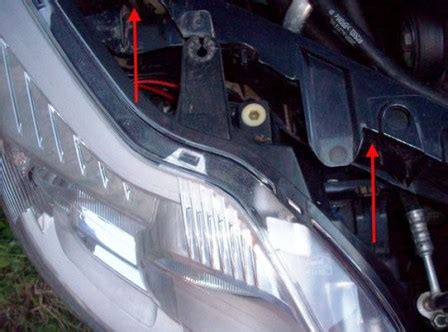 Снятие и замена ламп ближнего и дальнего света Ford Focus 2 рестайл ...
