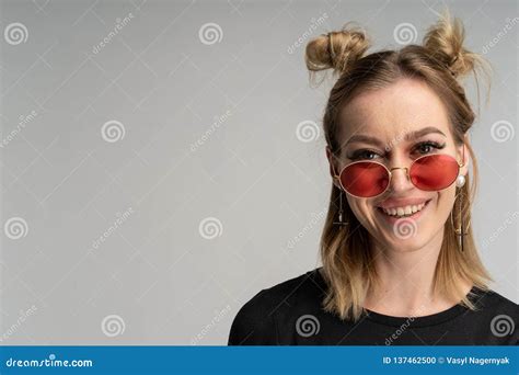 Portrait De Belle Jeune Fille Blonde Dans La Robe Noire Et Des Lunettes De Soleil Rondes Photo