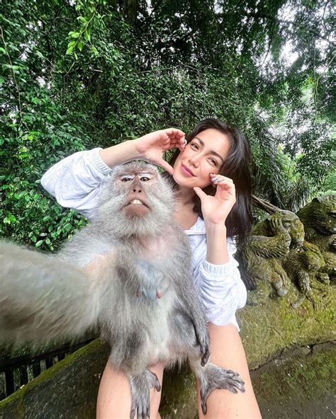 Jessica Iskandar Selfie Bareng Monyet Baby Don Bikin Gemas