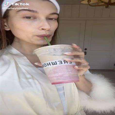 Well Now There S A New Smoothie In Our Midst In June Hailey Bieber