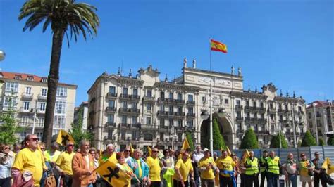 Un centenar de afectados por derribos protesta ante el Centro Botín