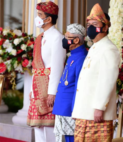 Pimpin Upacara Di Istana Merdeka Presiden Jokowi Kenakan Pakaian Adat