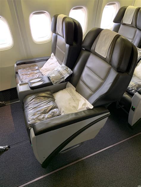 How is the Icelandair 757 Business Class