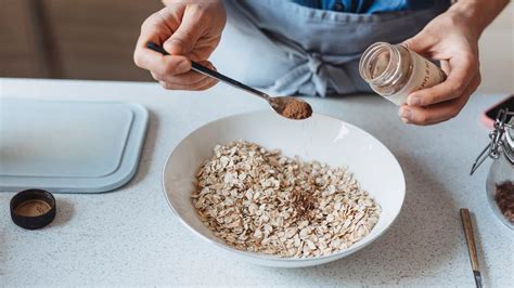 Así se prepara el agua de avena con canela para bajar los triglicéridos