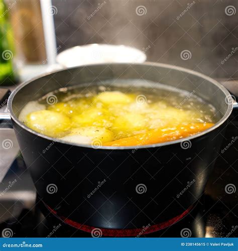 Marmite D Eau Bouillante Dans Laquelle Pommes De Terre Et Carottes Sont