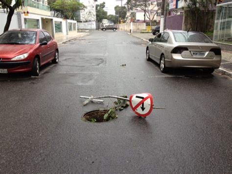 G1 Bueiro sem tampa causa transtorno em Jardim da Penha em Vitória