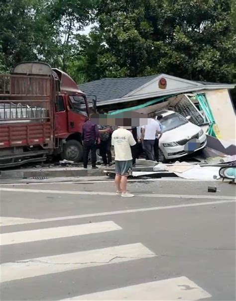 失控货车连撞三车致五人受伤，路口一个岗亭也被撞毁，过路市民配合民警救人 轿车 救援 伤者