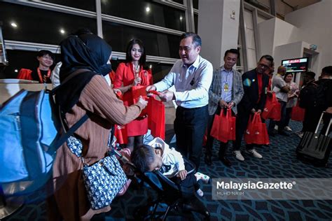 Anthony Loke Hantar Penumpang Airasia Ke Tawau Di Klia Aidilfitri