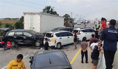 Kecelakaan Beruntun Di Tol Pejagan Pemalang Libatkan 13 Kendaraan 1