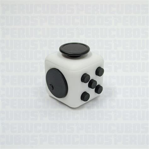 Cubo Relajante Antiestres Fondo Blanco Con Botones Negro Fidget Cube