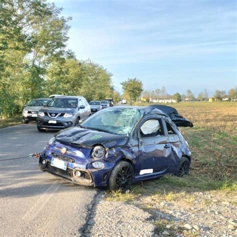 Urgnano Due Auto Si Scontrano E Una Si Ribalta 40enne In Ospedale