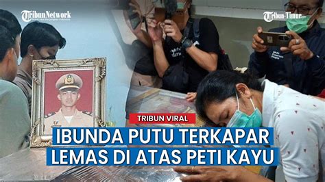 Pilu Tangis Sang Ibunda Pecah Sambut Kepulangan Jenazah Putu Satria