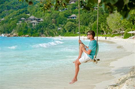 Jonge Mannen Ontspannen Zich Op Het Strand Van Mahe Tropische Seychellen Eilanden Stock