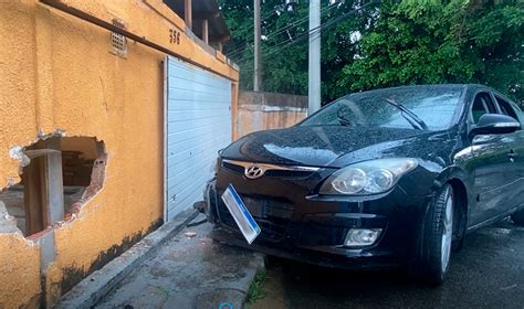 Dupla Bate Carro Em Muro E Acaba Presa Em Campinas Ap S Persegui O