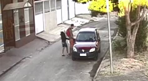 Vídeo Armado Com Faca Casal Rouba Pessoas Dentro De Um Veículo No Df