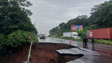 Lluvias Provocan Hundimiento En Carretera Fronteriza Entre Guatemala Y