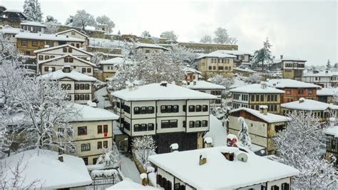 Karla kaplanan Safranbolu nun tarihi konakları güzel görüntü oluşturdu