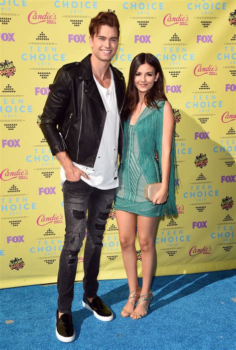 Victoria Justice and Boyfriend Teen Choice Awards Red Carpet | POPSUGAR Celebrity