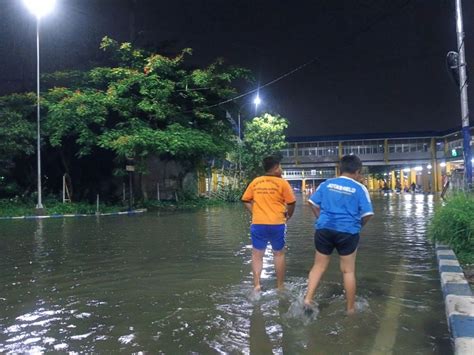 Potret Aktivitas Terminal Bungurasih Di Tengah Kepungan Banjir