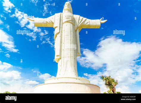 Ver Más Grande En El Mundo Jesucristo Estatua En Cochabamba Fotografía