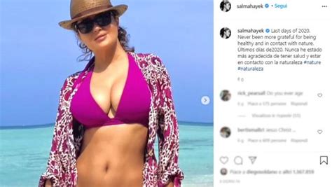 Salma Hayek In Bikini Su Instagram Sfoggia Un Fisico Da Urlo R 101