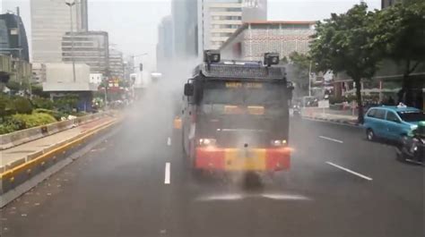 Epidemiolog Sebut Penyemprotan Jalan Polda Metro Jaya Malah Memperburuk