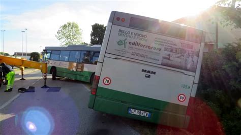 Perde Il Controllo Del Bus E Finisce Nel Fossato