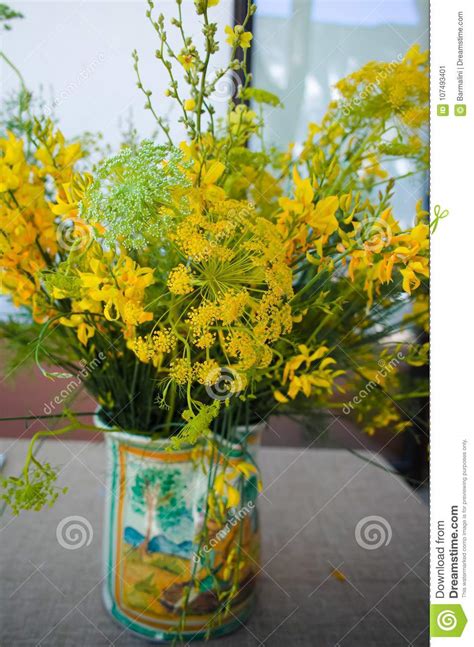 Ramalhete As Flores Amarelas Selvagens E Erva Doce Selvagem No Ha